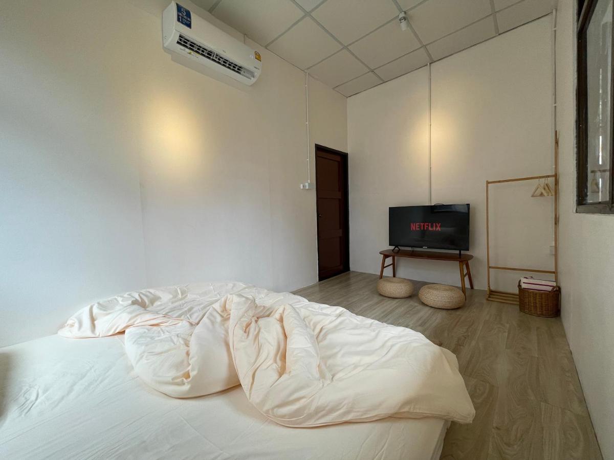 素叻他尼 The Ordinary 8旅舍 外观 照片