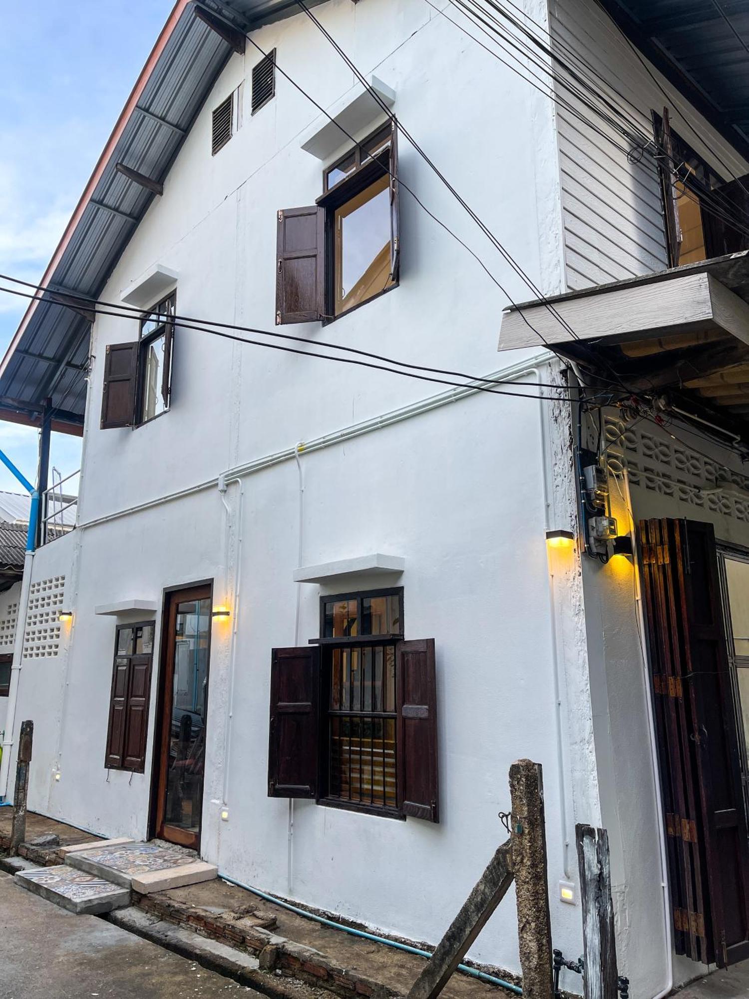 素叻他尼 The Ordinary 8旅舍 外观 照片